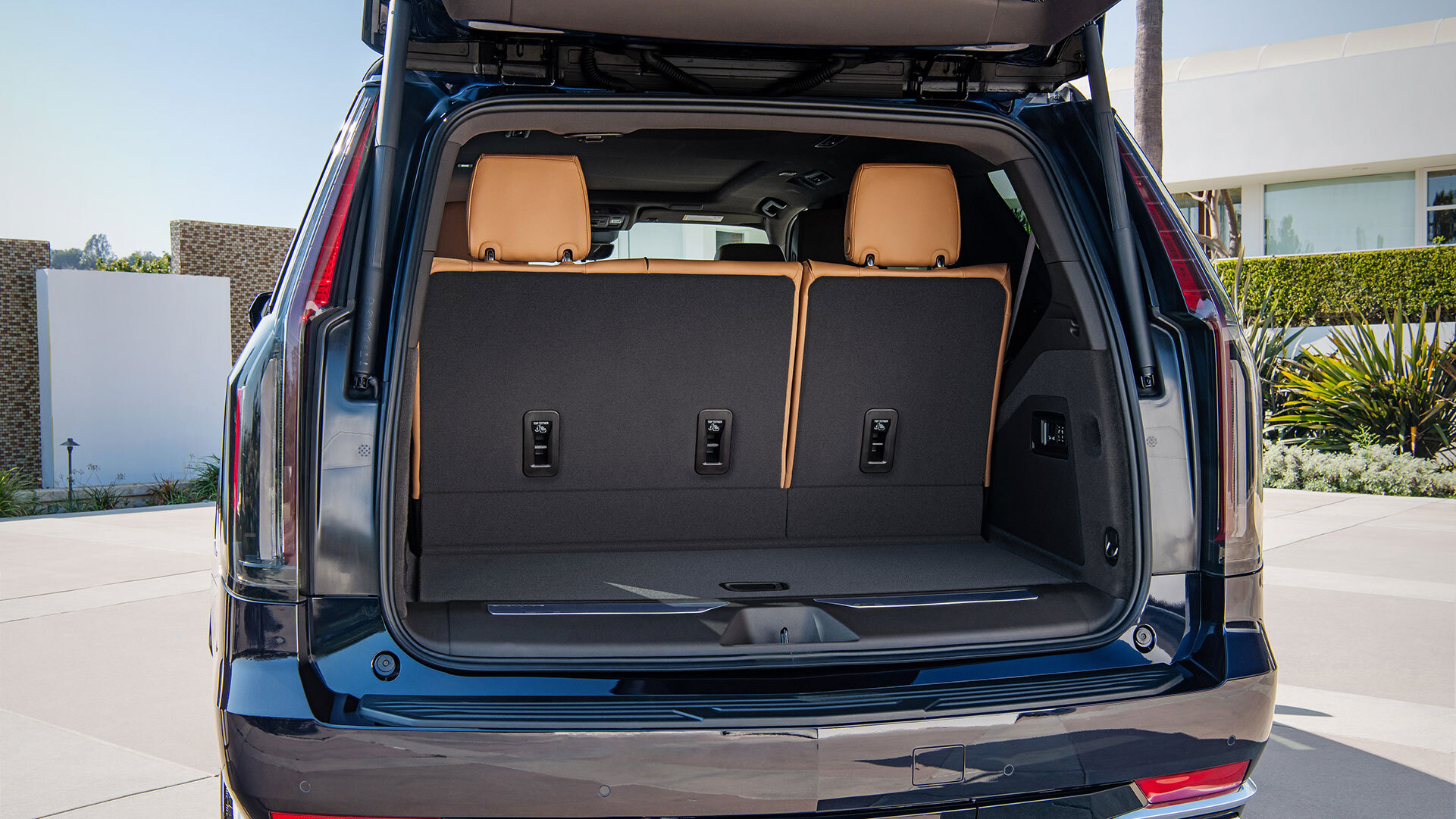 Cadillac Escalade review — American luxury SUV driven Carwow