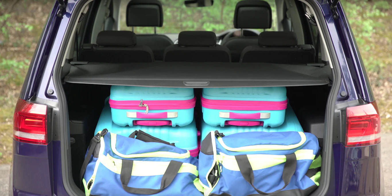 Volkswagen Touran Review 2022 | carwow