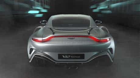 Svelata la nuova Aston Martin V12 Vantage: prezzo, specifiche e data di uscita