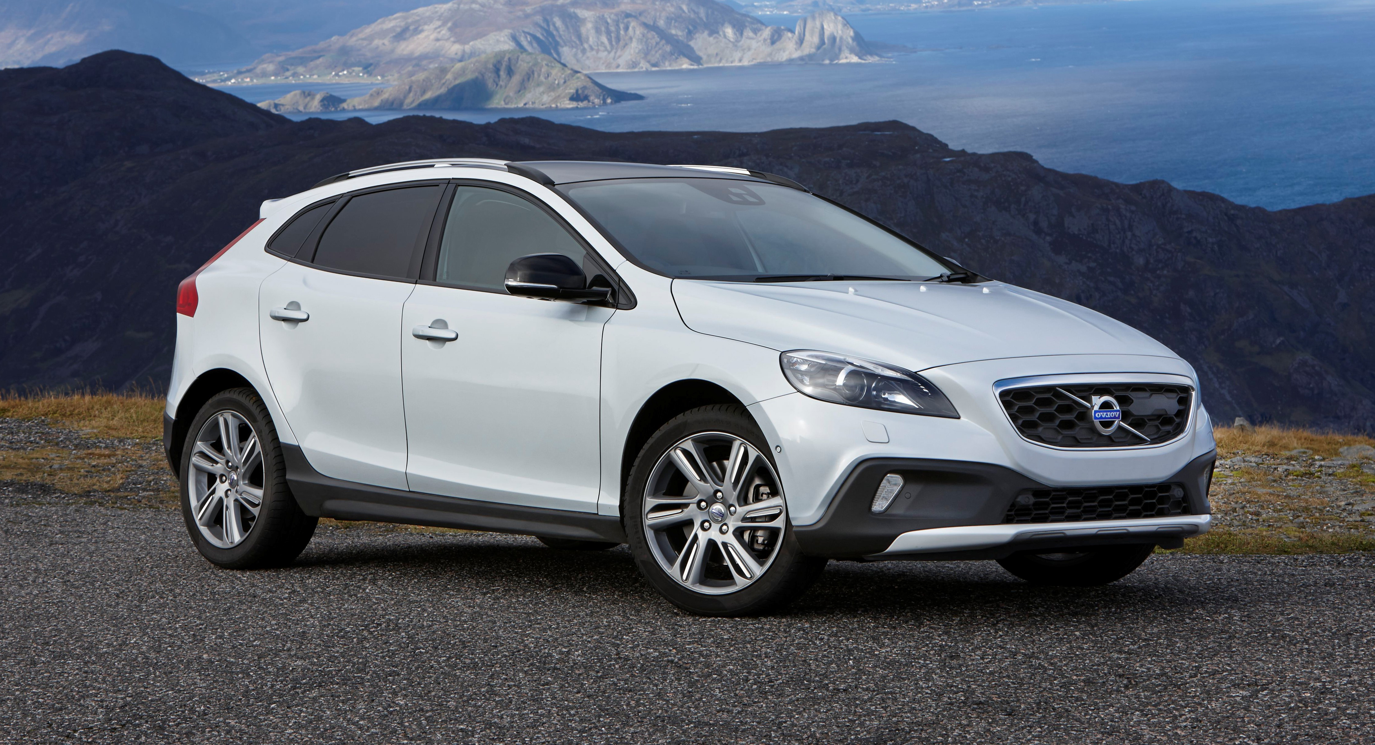 Volvo V40 Cross Country Review carwow